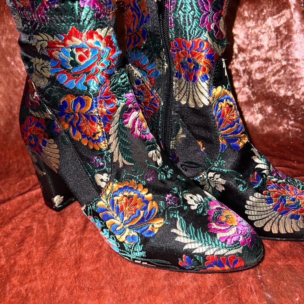 Steve Madden Multicolor Embroidered “Emison-V”Heeled Boots